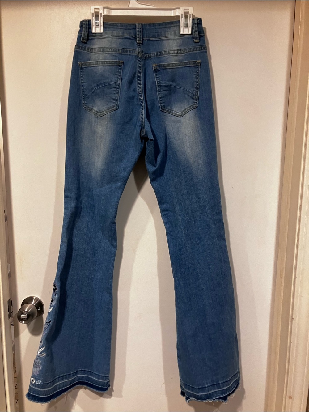 Upscale Boutique Floral Embroidered Flare Jeans Size 2 Boho Bell Bottom - Picture 3 of 8